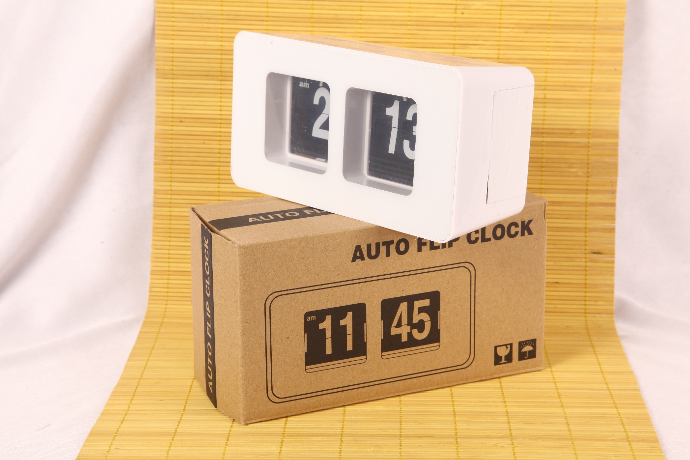 Flip Clock White – Shortcircuit